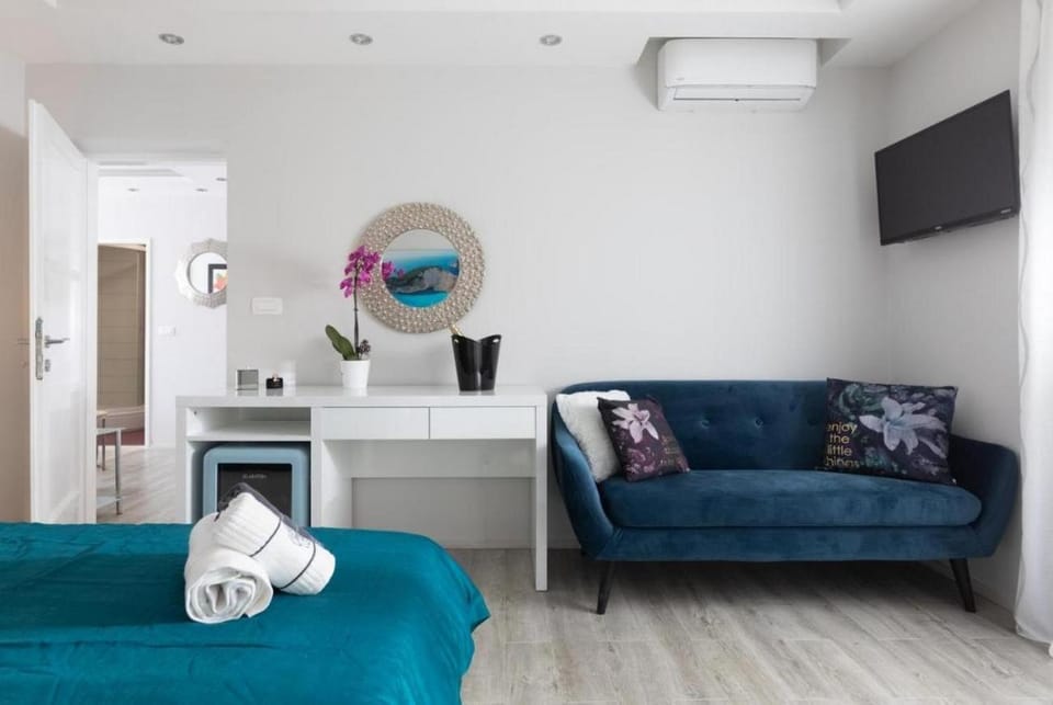TV and multimedia, Bedroom, air conditioner