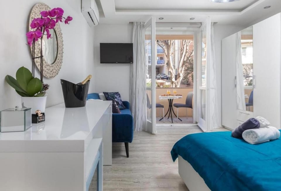 TV and multimedia, Seating area, Bedroom