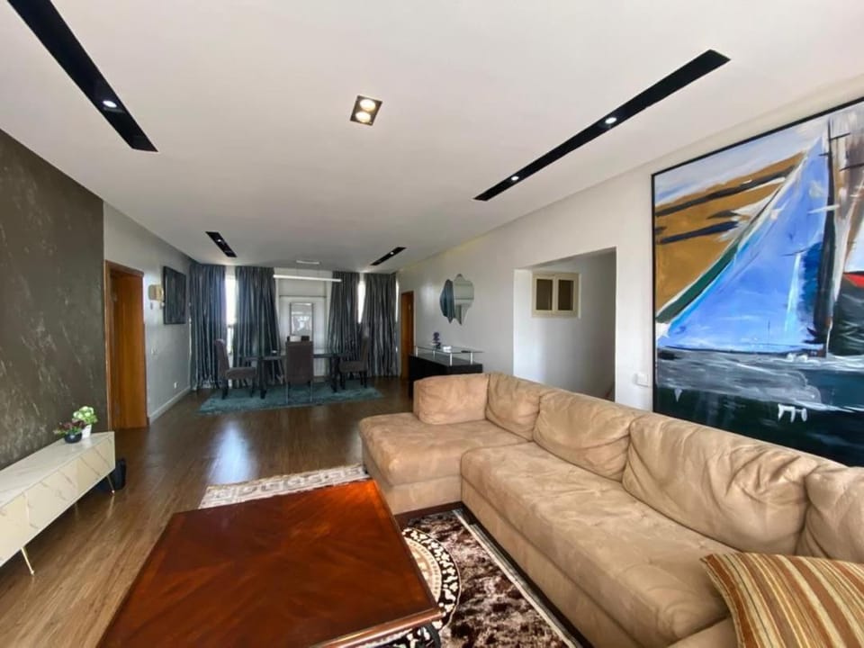 Luxury 3BR aparthotel with pool, gym and balcony opposite ikoyi club Apartment hotel in Lagos