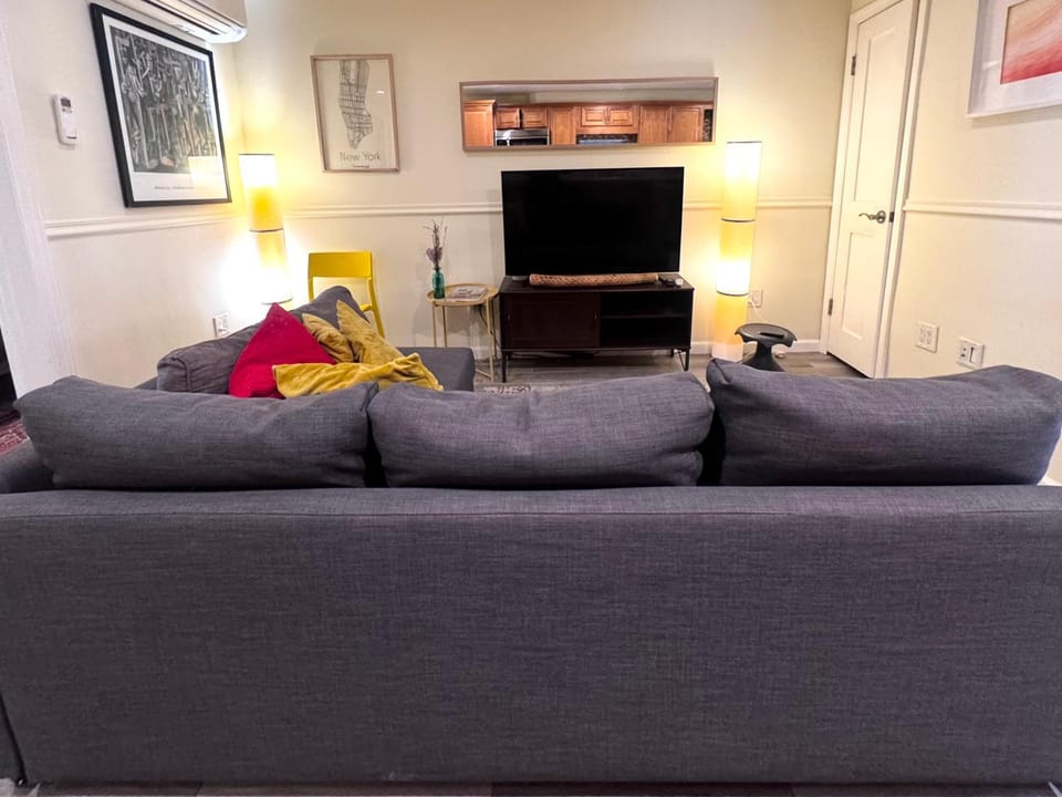 Communal lounge/ TV room, TV and multimedia, Living room, Seating area, Evening entertainment