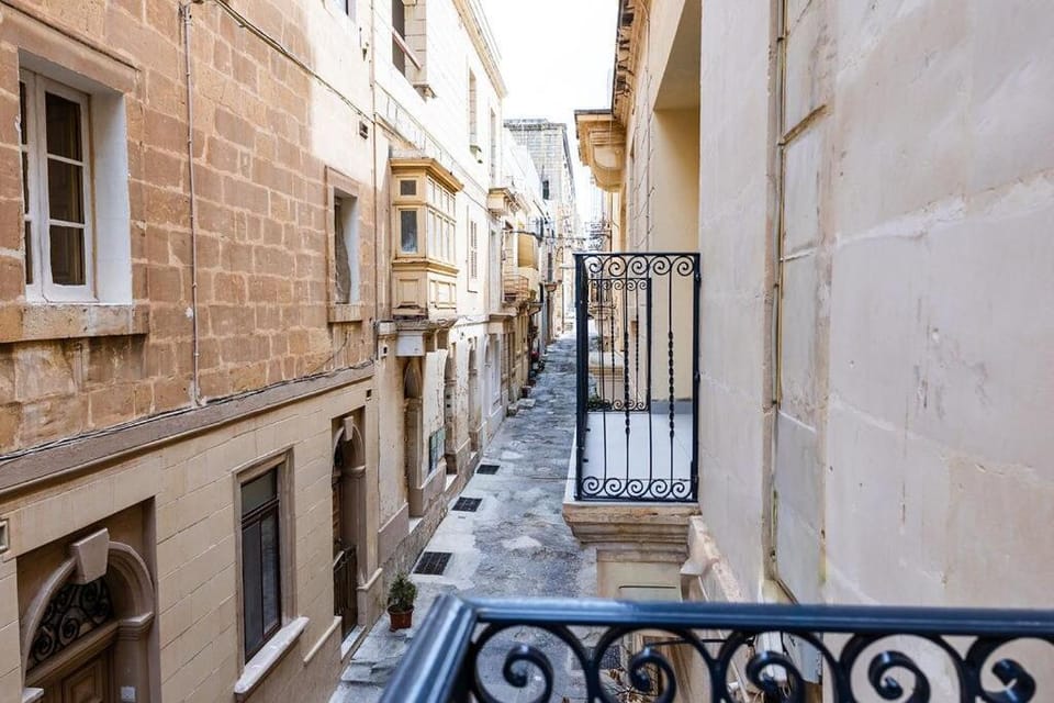 V86 - Charming 1BR Duplex by the Sea in Senglea Apartment in Malta