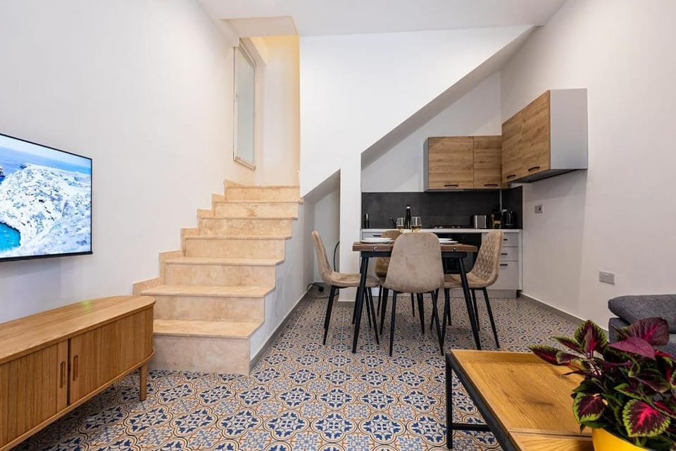 V86 - Charming 1BR Duplex by the Sea in Senglea Apartment in Malta