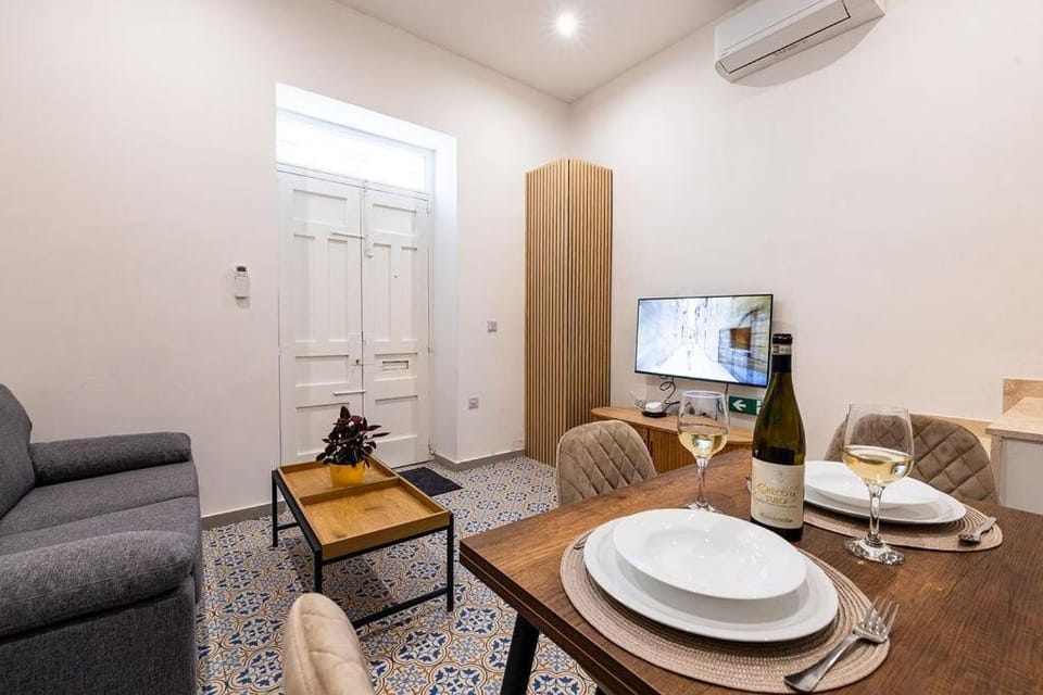 V86 - Charming 1BR Duplex by the Sea in Senglea Apartment in Malta