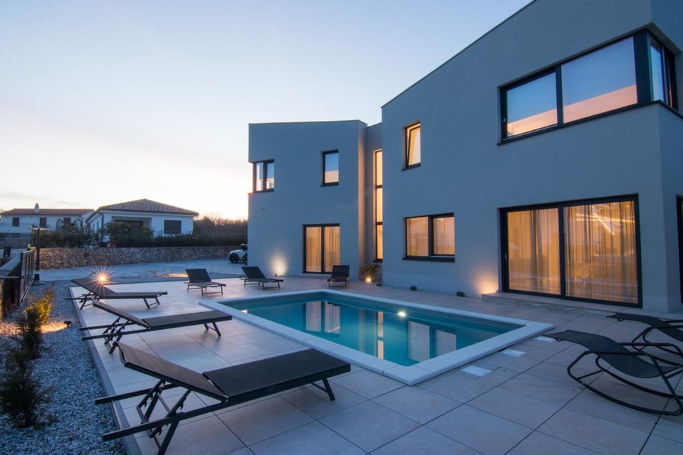 Property building, Balcony/Terrace, Swimming pool, sunbed