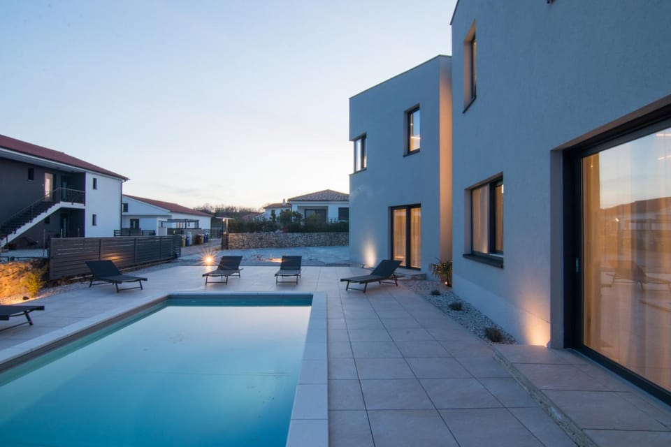 Property building, Swimming pool