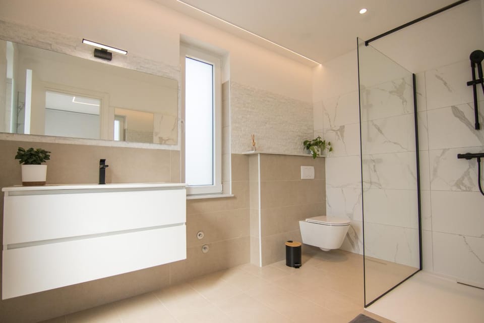 Shower, Day, Bathroom