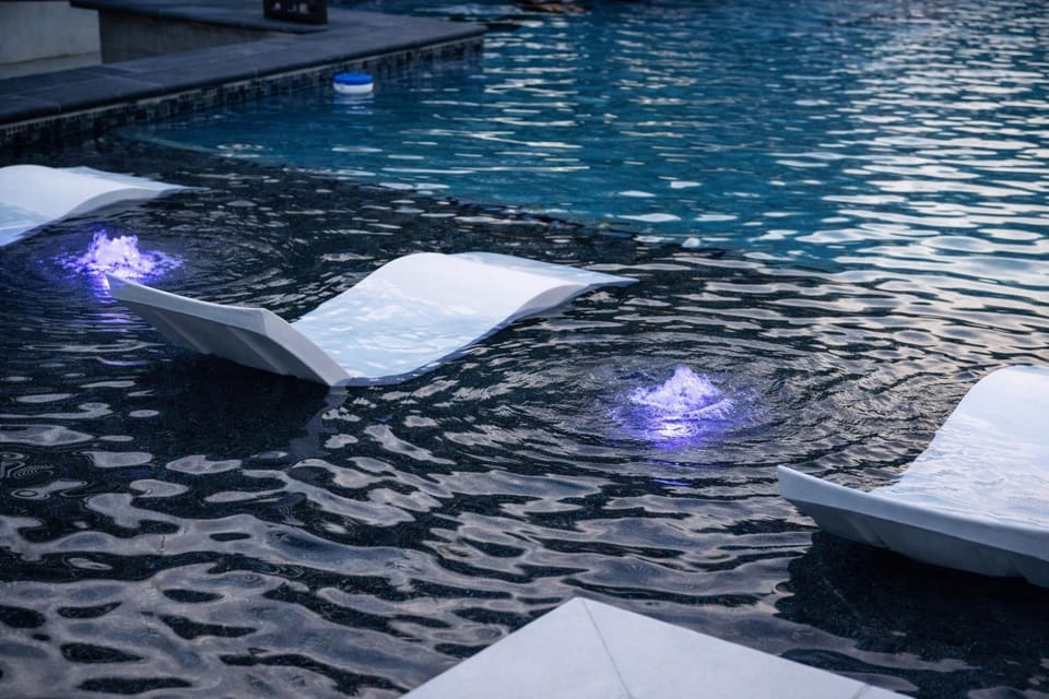Pool view, Swimming pool, sunbed