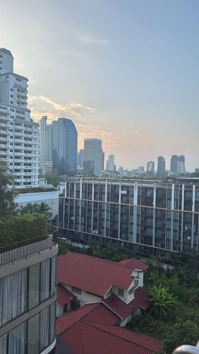 Tropical views 1BR w Balcony Apartment in Bangkok