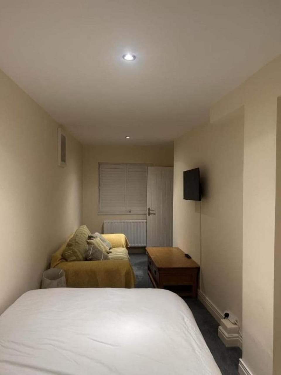 Communal lounge/ TV room, Bed, TV and multimedia, Living room, Photo of the whole room, Seating area, Bedroom