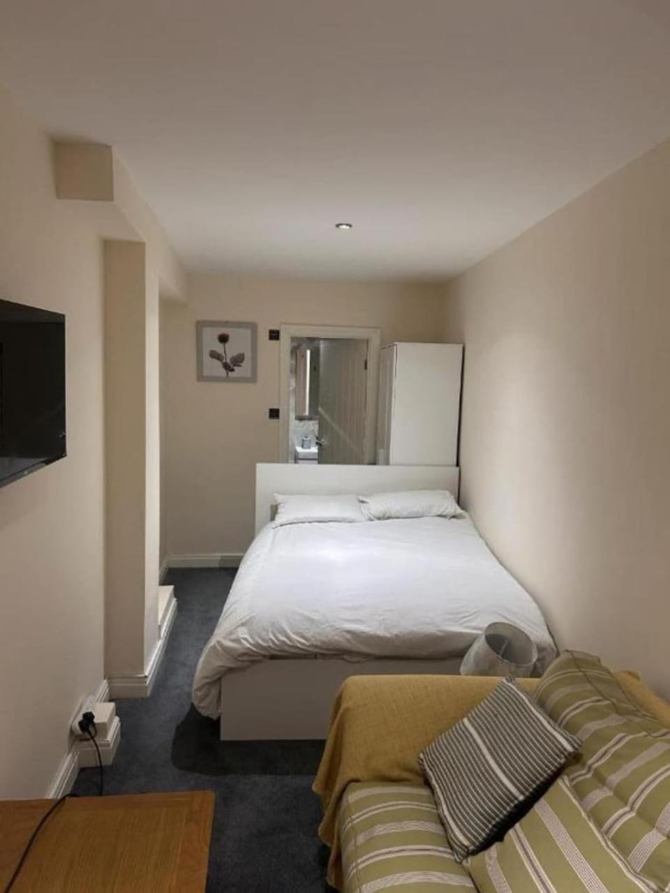 Bed, TV and multimedia, Photo of the whole room, Bedroom