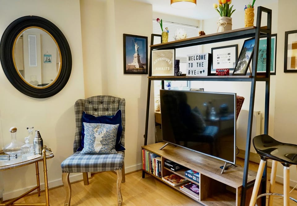 Modern 1BDR Flat Opposite Peckham Rye Park Apartment in London Borough of Southwark