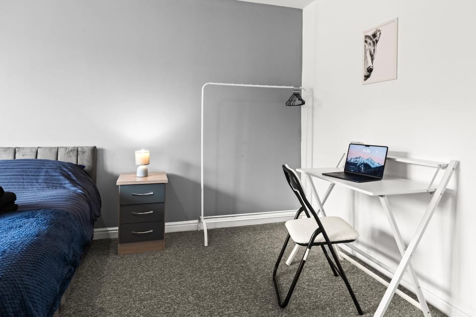 Arosa Escape-Long Stay Perks,Near Christies,Zip Link Beds,Sleeps 5,Prime Location,Scenic Views Apartment in Manchester