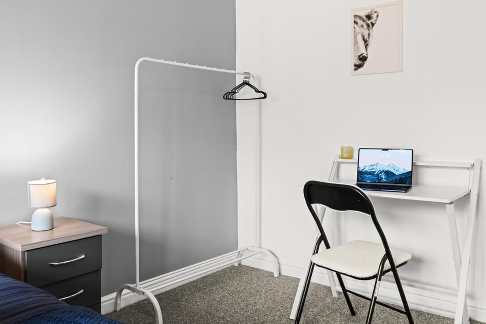 Arosa Escape-Long Stay Perks,Near Christies,Zip Link Beds,Sleeps 5,Prime Location,Scenic Views Apartment in Manchester