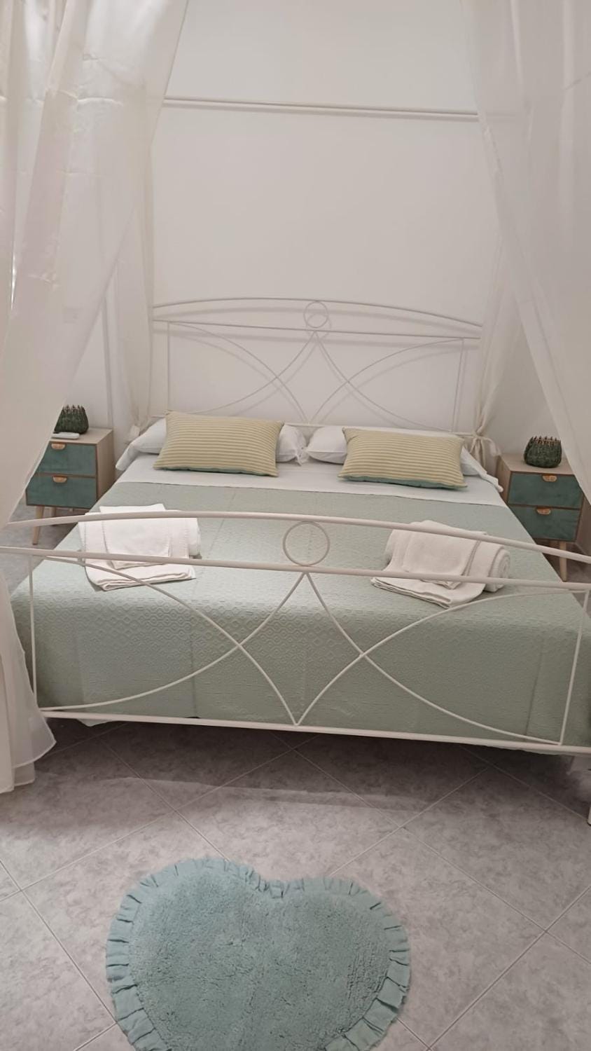 Bed, Bedroom, towels