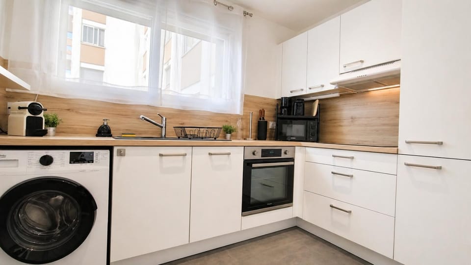 Coffee/tea facilities, Kitchen or kitchenette, dishwasher, oven, washing machine, washing machine