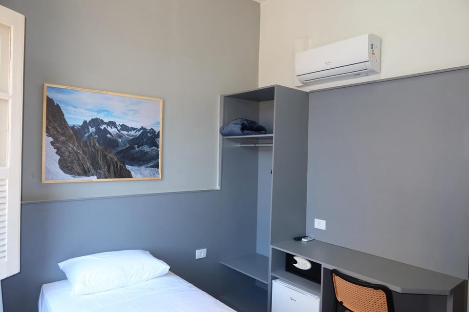 Bedroom, air conditioner