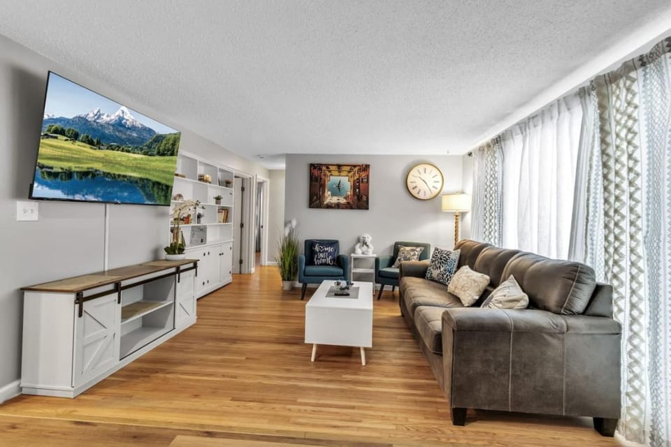 New 3BDRM Centrally Located Free Parking AC House in New York