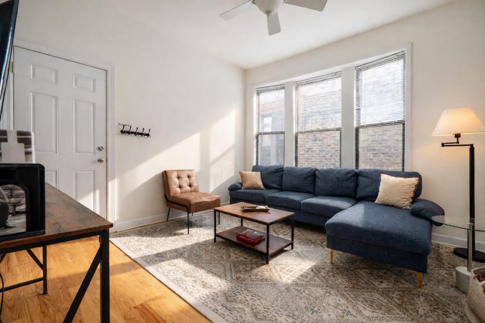 Flexhome Ukrainian Village 2BR - Private Balcony & Walkable Location Apartment in Chicago