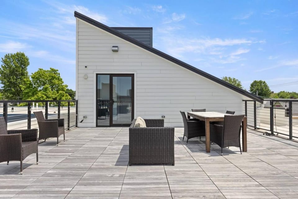 Rooftop Free Parking Near Cleveland Clinic Apartment in Cleveland Heights