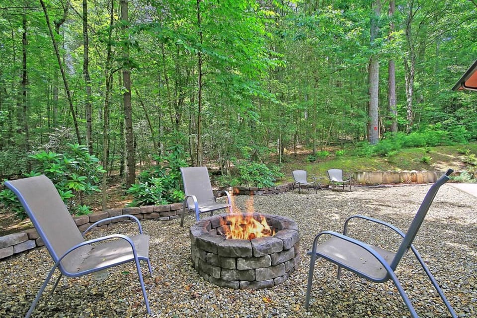 Trail End Retreat - Modern Escape, Hot Tub, Firepit and Forest Views House in Bent Creek