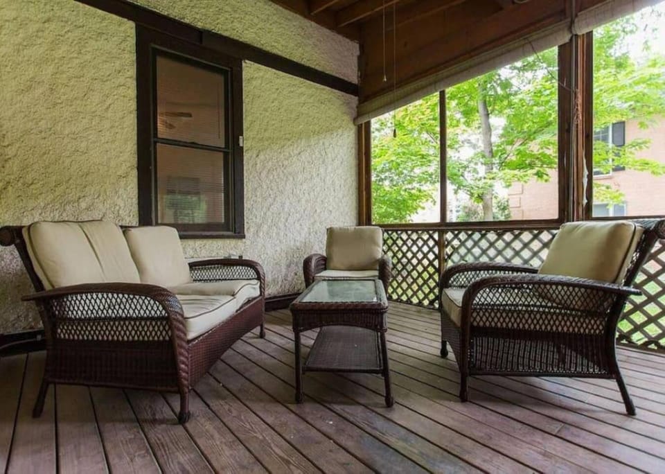 Cozy W fireplace Near DT Libertyville and Naval Base Apartment in Illinois