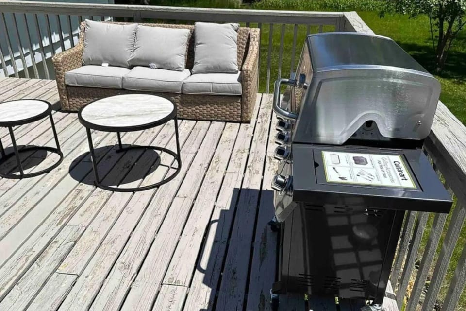 Home With Large Deck in Libertyville Near Naval Base House in Illinois