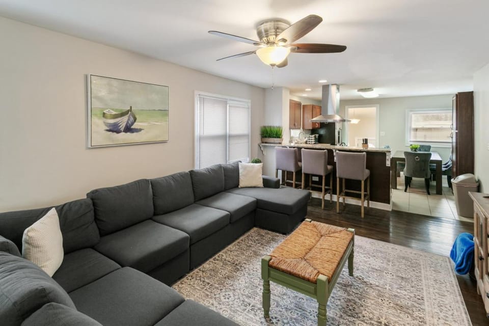 Great For Families DT Libertyville near Naval Base Apartment in Illinois