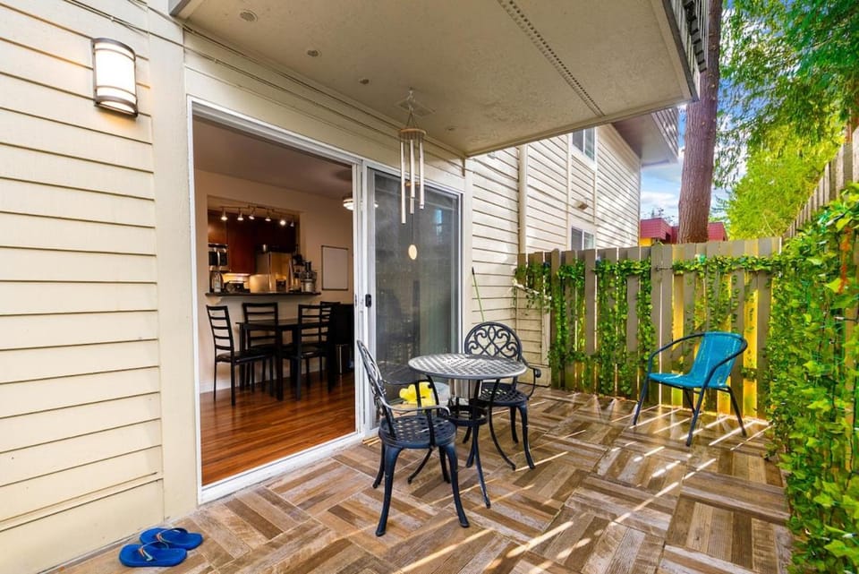 Cozy Work-Ready 1BR Condo Near Downtown Apartment in Bellevue