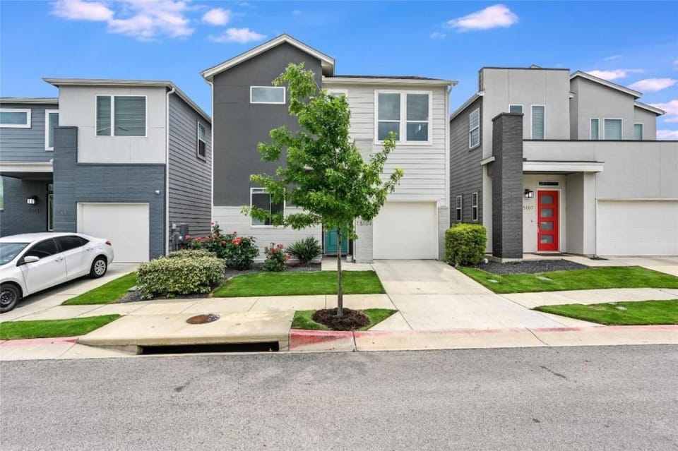 Spacious 2BR with Flex Room Home - Near Tech Campuses House in Pflugerville