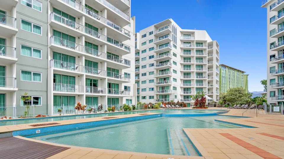 Property building, Swimming pool, Swimming pool