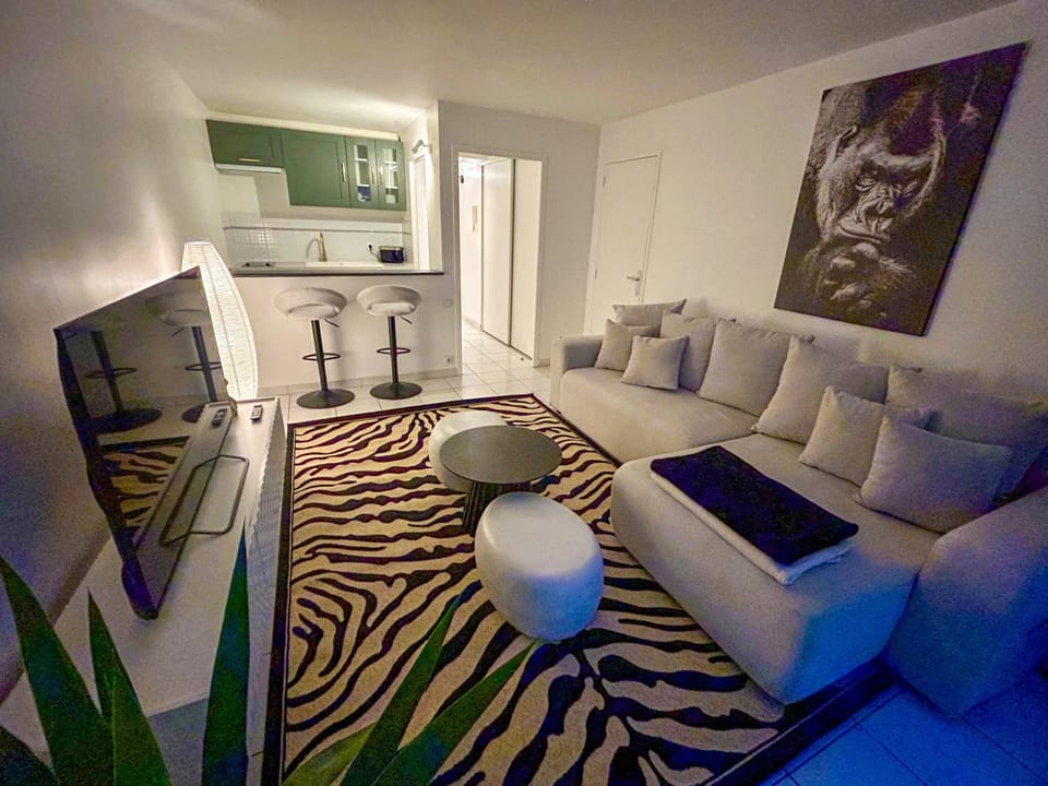 TV and multimedia, Kitchen or kitchenette, Living room