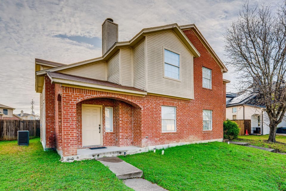 Pet Friendly! Renovated Arlington Home Near AT&T House in Arlington