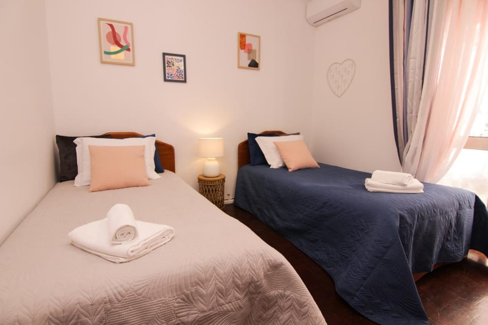 Bed, Bedroom, towels, air conditioner