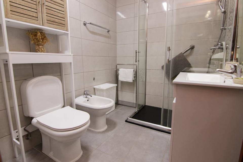 Shower, Toilet, Bathroom, bidet, towels