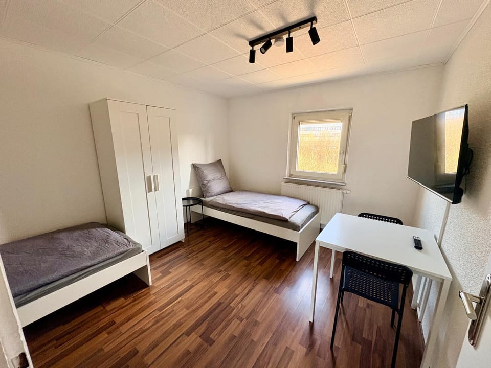 Bed, TV and multimedia, Photo of the whole room, Seating area, Bedroom, wardrobe
