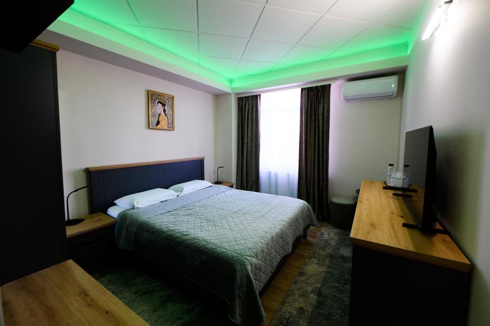 TV and multimedia, Photo of the whole room, Bedroom