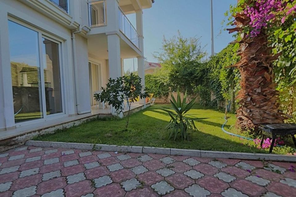 Property building, Garden, Parking