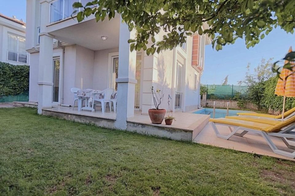 Property building, Garden, Swimming pool