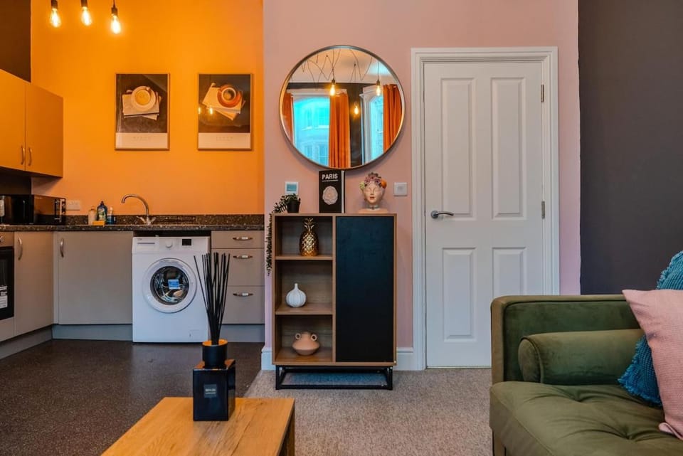 3 bedroom High Ceiling Flat with Seaview Apartment in Hove