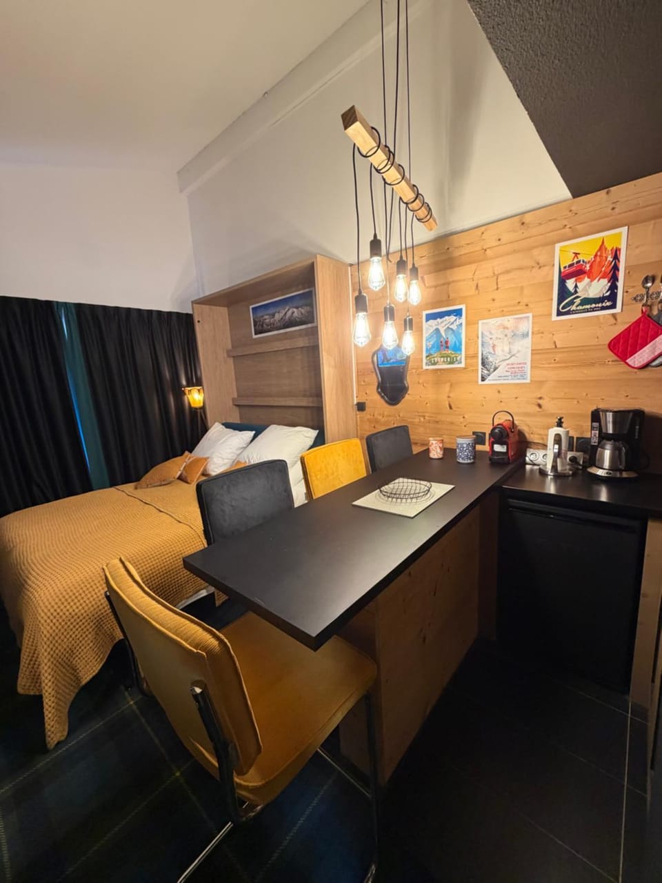 Bed, Kitchen or kitchenette, Living room, Dining area