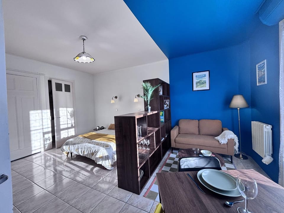 Bed, TV and multimedia, Photo of the whole room, Seating area, Dining area, Bedroom