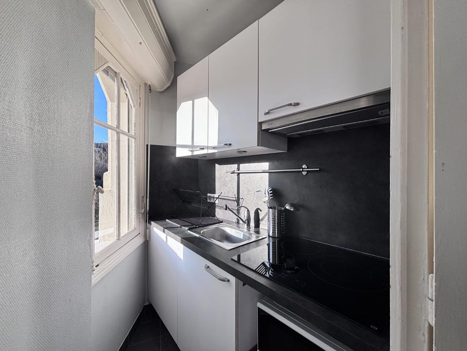 Coffee/tea facilities, internet, microwave, oven, stove, kitchen