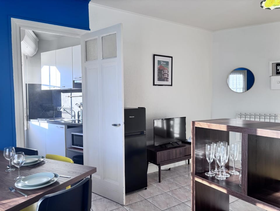 TV and multimedia, Seating area, Dining area, oven, kitchen