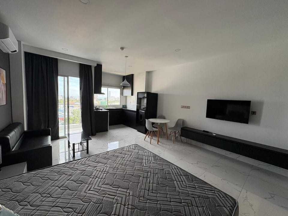 studio with a swimming pool Apartment in Ream