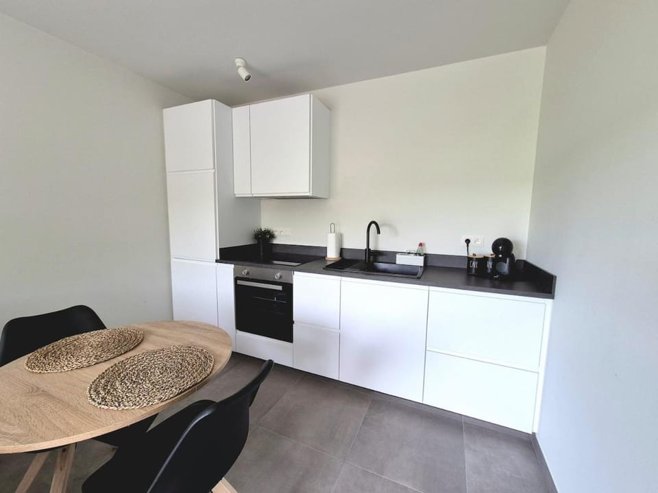Kitchen or kitchenette, Dining area, stove