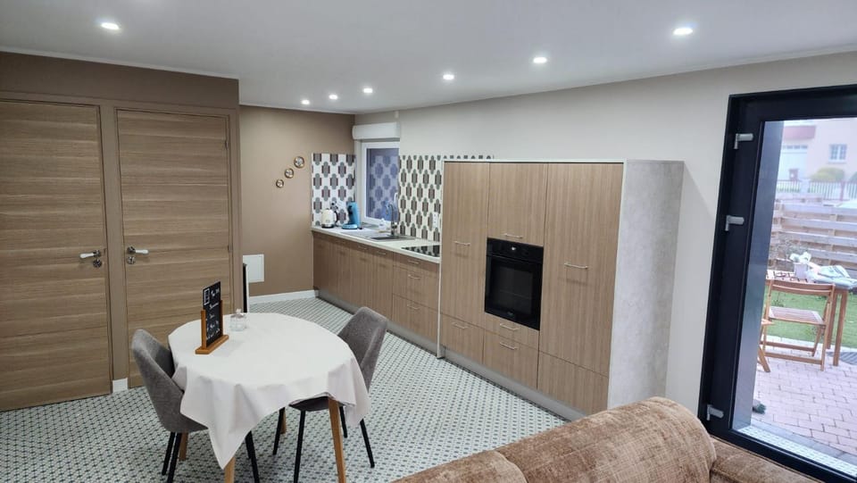 Continental breakfast, dishwasher, internet, oven, kitchen