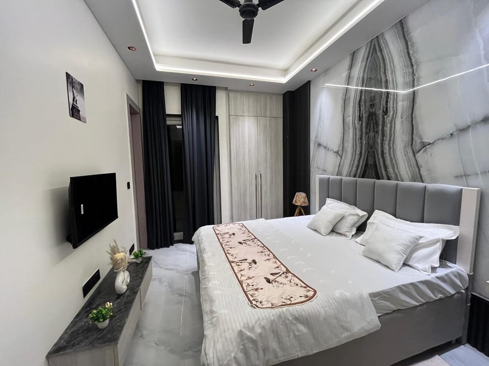 Cozy Corner Apartment in Gurugram