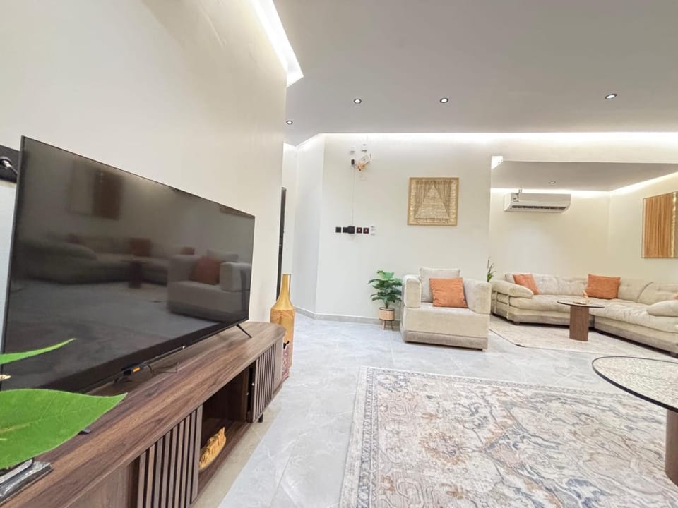 Modern 3BR Stay - Full Kitchen & Living - Munsiyah Apartment in Riyadh