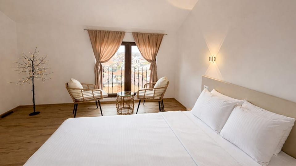 Bedroom, City view