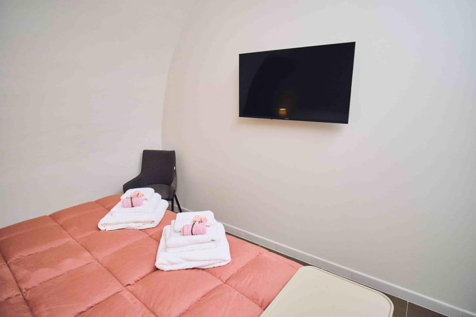 Bed, TV and multimedia, Photo of the whole room, Bedroom, towels
